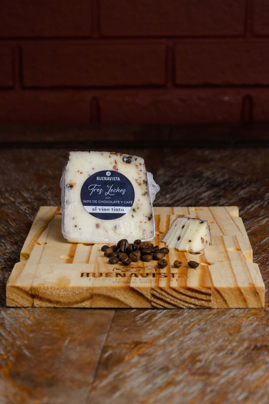 Queso Tres Leches con Nips de Chocolate y Café al Vino Tinto