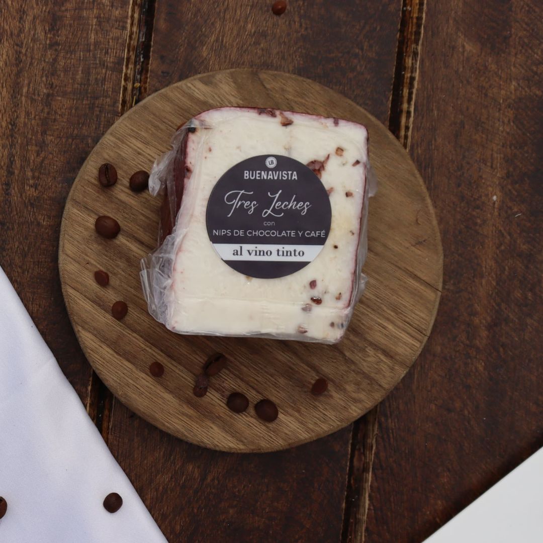 Queso Tres Leches con Nips de Chocolate y Café al Vino Tinto